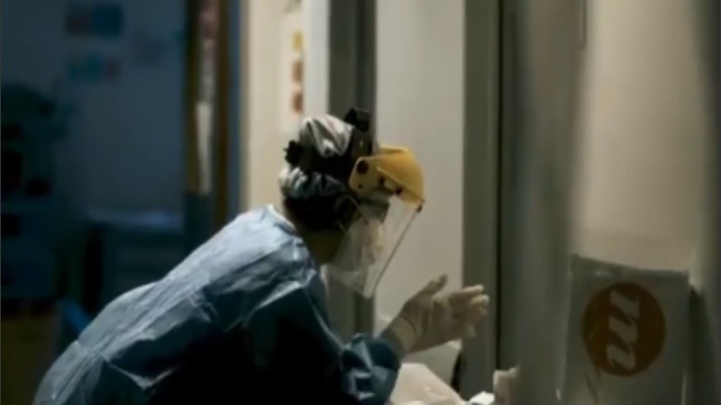 Una de las realidades que refleja el spot es la de los hospitales, con pacientes en Terapia Intensiva y la otra, una reunión de un grupo de jóvenes que se visitan en un lugar cerrado, sin ninguna medida de cuidado.