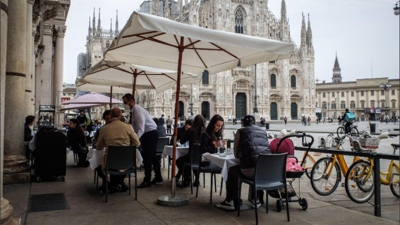 Desde hoy ya se puede almorzar y cenar en los bares y restaurantes que tengan mesas en el exterior.