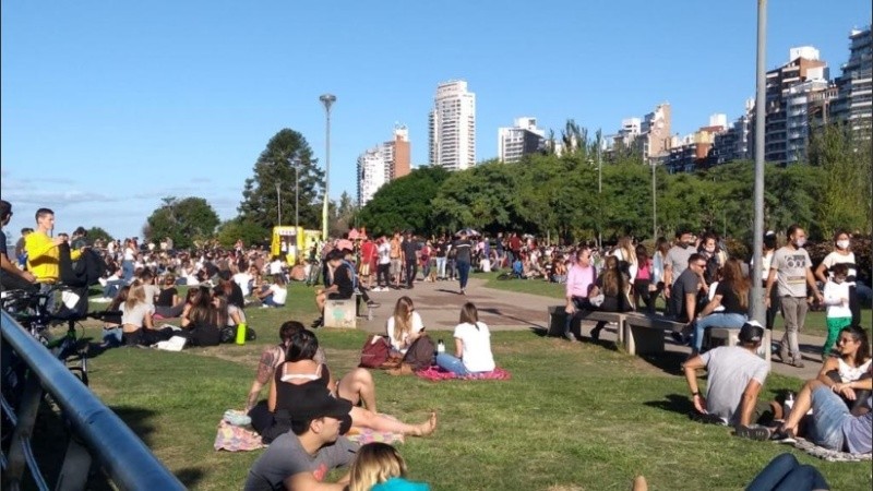 Mucha gente en los parques de Rosario este fin de semana.