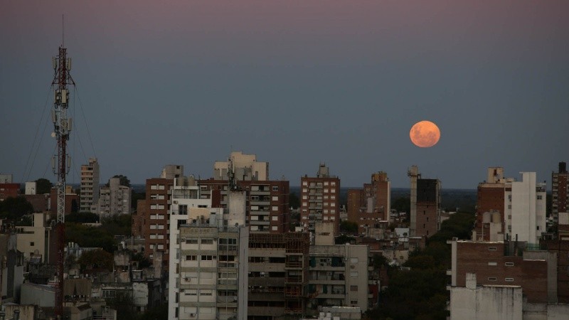 El cielo de Rosario, otra vez engalanado por una superluna.