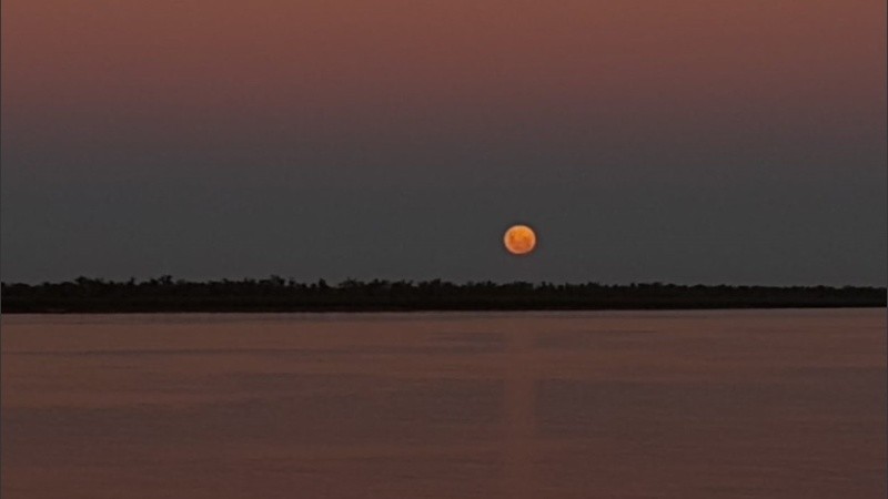 Así salía al atardecer sobre el río Paraná.