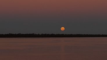 Así salía al atardecer sobre el río Paraná.