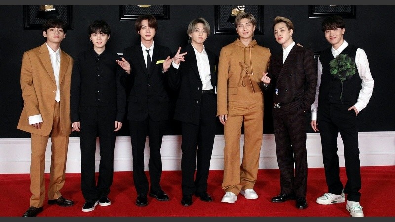 La banda luciendo diseños Louis Vuitton para los premios GRAMMYs 2021