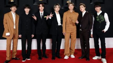 La banda luciendo diseños Louis Vuitton para los premios GRAMMYs 2021