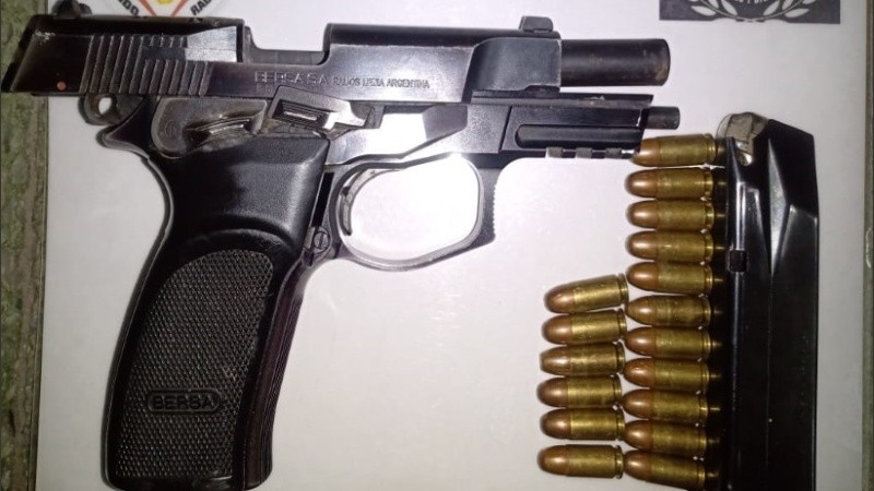  Policías encontraron una Bersa Thunder Pro con su correspondiente cargador colocado conteniendo 17 cartuchos intactos de calibre 9 milímetros