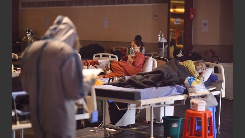 El aumento de enfermos y muertos se traduce en centros de atención abarrotados.