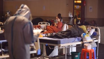 El aumento de enfermos y muertos se traduce en centros de atención abarrotados.
