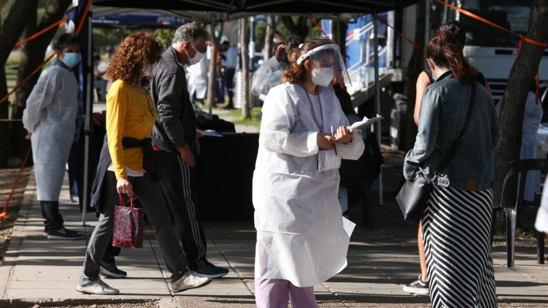 El comité de infectólogos que asesora al gobierno advirtió sobre el momento de tensión sanitaria.