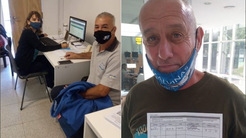 Tras la inoculación, los ex combatientes mostraron su carnet con visible emoción.