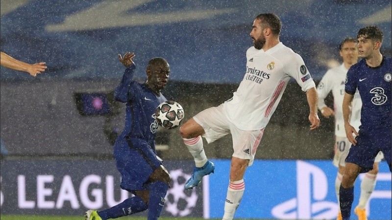 Dani Carvajal lucha con el francés Kanté.