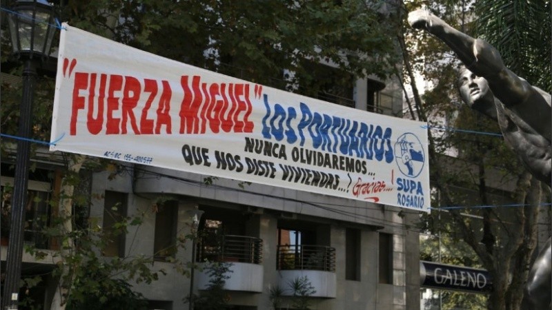 El pasacalle dejado por el gremio portuario frente al Parque. 