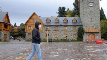 "En Bariloche hay 57 camas de terapia intensiva y hay seis personas esperando poder ingresar", sentenció el doctor Leonardo Gil, director del hospital más grande de la región.
