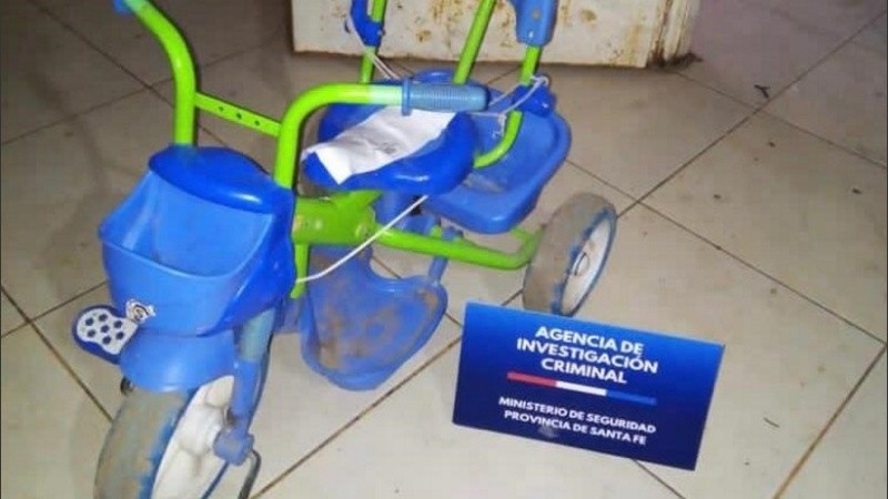 Un cochecito de bebé y un triciclo, entre los objetos secuestrados que habrían sido robados.