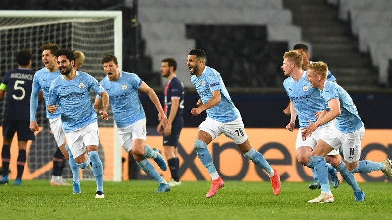 Riyad Mahrez festeja el gol que le dio la victoria a su equipo en París.
