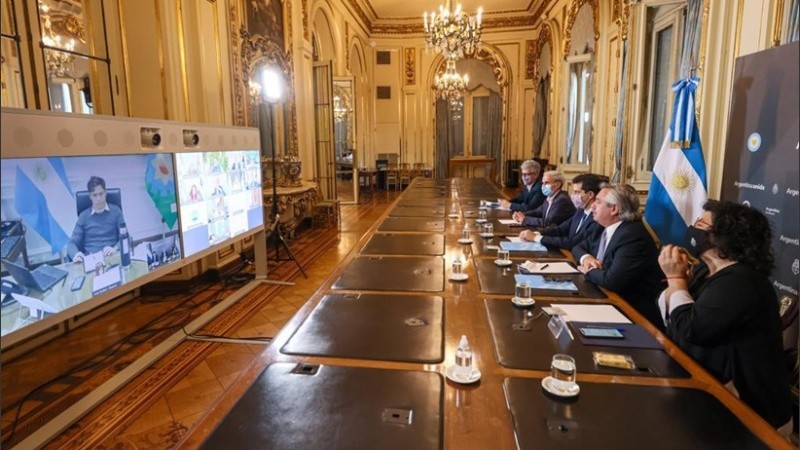 Fernández y parte de su gabinete analizan la situación sanitaria con gobernadores.