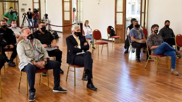 Este miércoles se reunieron las autoridades de la provincia con los dirigentes de los clubes para tratar de destrabar el conflicto.