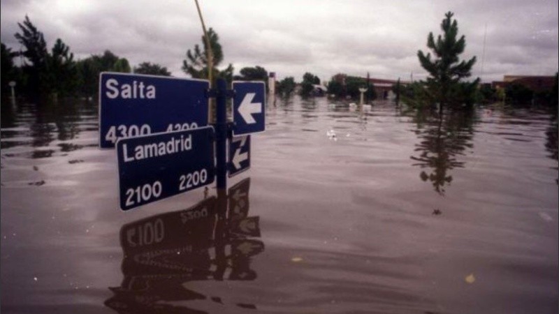 A 18 años de la trágica inundación en Santa Fe: las imágenes de aquel  horror y el eterno reclamo de justicia | Rosario3