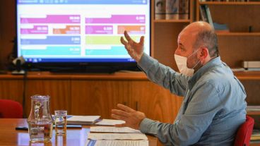 Caruana analiza los datos del tablero covid que se actualiza en tiempo real.