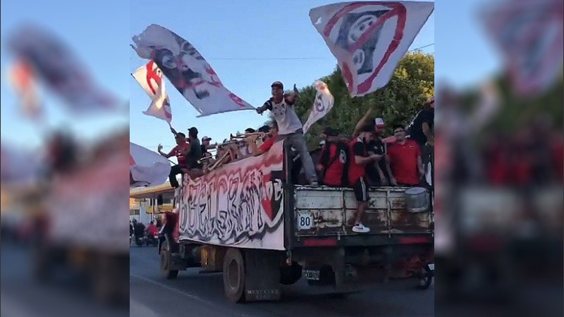 Los hinchas de Newell's se movilizaron por la ciudad desafiando a la pandemia. 
