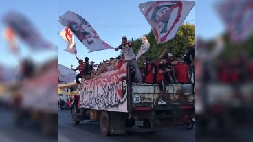 Los hinchas de Newell's se movilizaron por la ciudad desafiando a la pandemia.