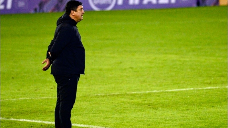 A dos meses de su llegada al club, Burgos podría dar un paso al costado.