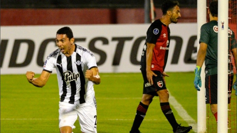 Bocanegra celebra, Scocco insulta al aire tras el primer gol. 