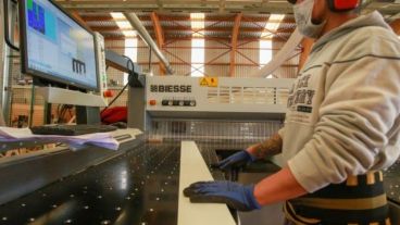 Se asistirá hasta 1,4 millón de trabajadores de comercios de rubros esenciales y no esenciales.