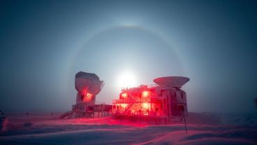 Es un fenómeno óptico que ocurre al reflejarse la luz lunar en las nubes.