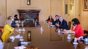 Reunión entre funcionarios y especialistas de la mesa de Salud y Educación Nacional.