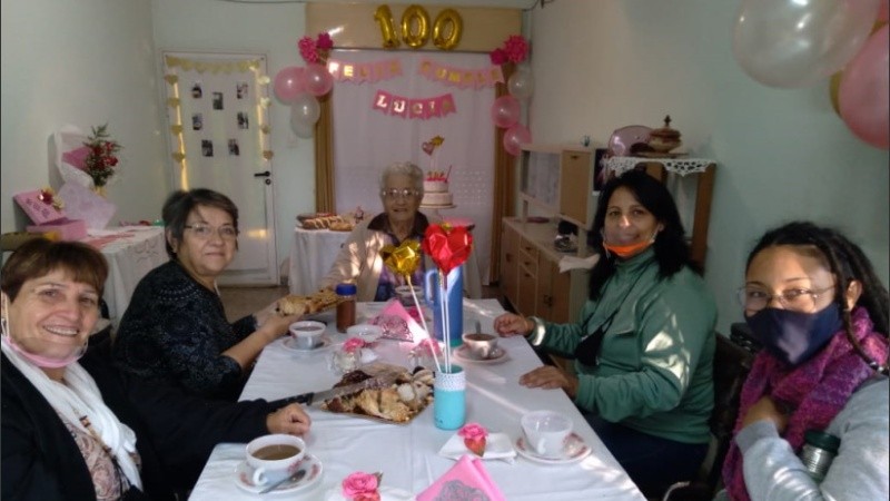 El reducido y cuidado festejo de Lucía a sus 100 años
