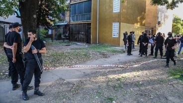 Máxima tensión y custodia policial tras la emboscada criminal en el Fonavi.