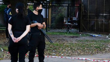 Máxima tensión y custodia policial tras la emboscada criminal en el Fonavi.