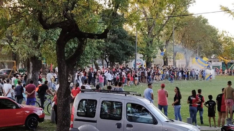 Partido en la canchita y presencia de público en Corrientes al 4900 este sábado.