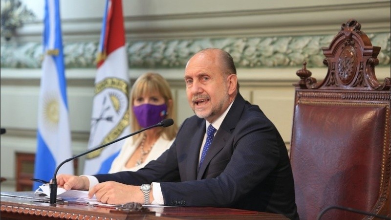Perotti durante su discurso en la Legislatura, acompañado por Rodenas