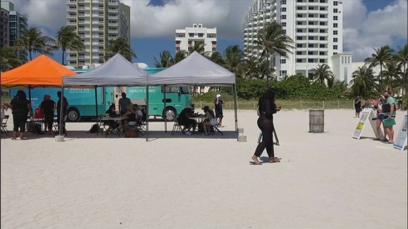 Las autoridades de Miami colocaron puestos de vacunación en la playa.