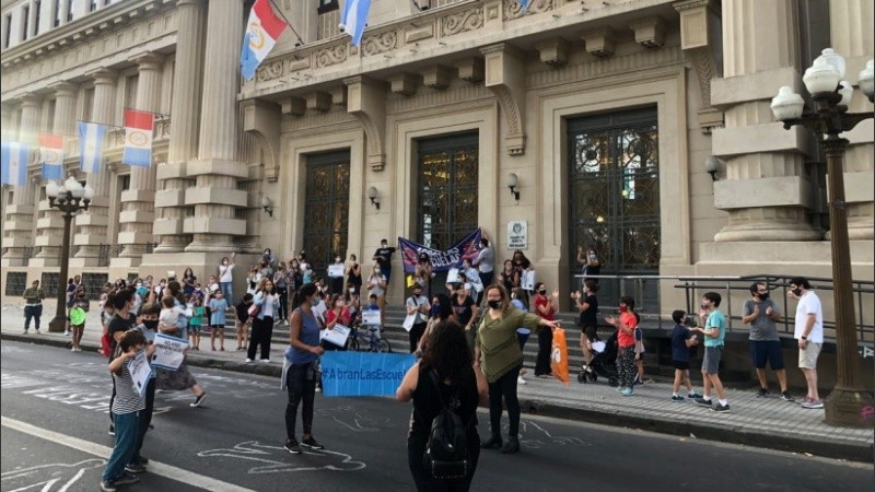 Manifestación de padres y madres contra la suspensión de clases presenciales