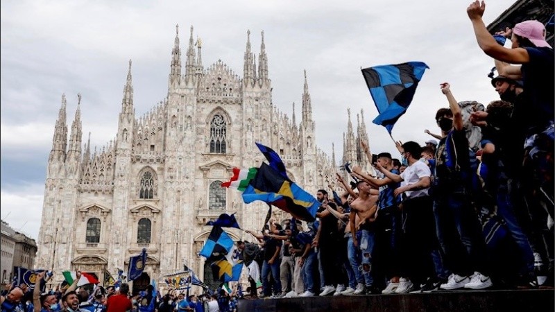 Los festejos neroazzurros en la Piazza del Duomo de Milán.