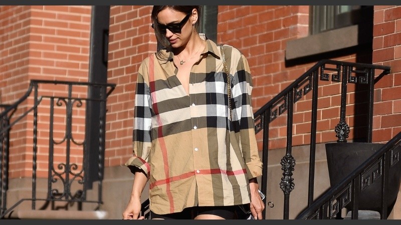 Se trata de las camisas oversize o XL, donde ya no hay necesidad de mostrar el pantalón