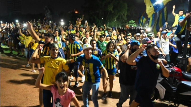 Pese a las restricciones sanitarias, una multitud en zona del parque Alem.