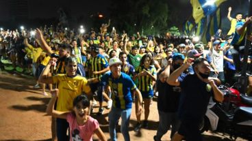 Pese a las restricciones sanitarias, una multitud en zona del parque Alem.