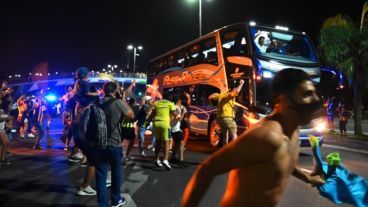 Pese a las restricciones sanitarias, una multitud en zona del parque Alem.