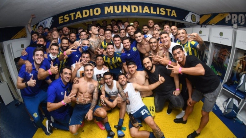 Todo el grupo en la foto del festejo íntimo por el triunfazo canalla en el clásico