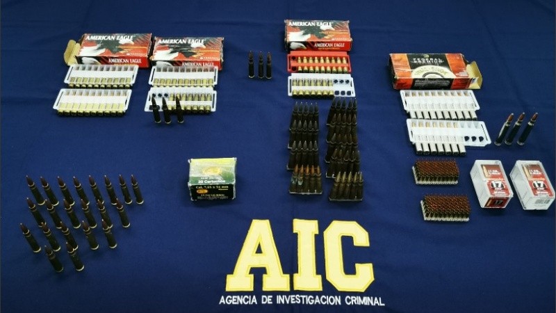 Las armas y municiones incautadas en el domicilio del sodero.