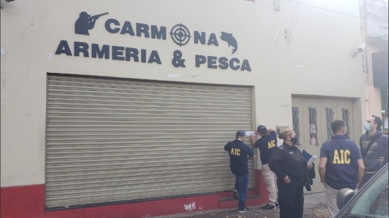 La armería allanada está ubicada en Presidente Perón al 4100.