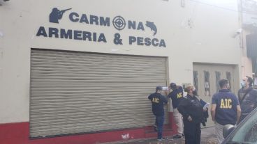 La armería allanada está ubicada en Presidente Perón al 4100.