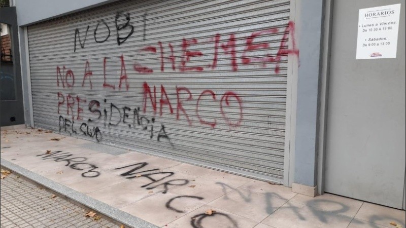 Pintadas en el frente del local comercial de Cristian D'Amico. 