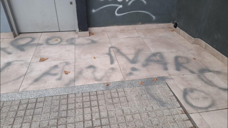 Pintadas en el frente del local comercial de Cristian D'Amico.