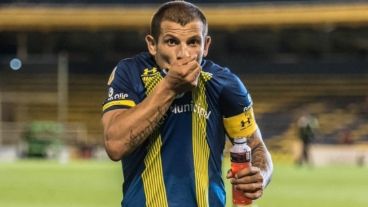 Emiliano Vecchio ganó su primer clásico como futbolista canalla y fue una de las figuras.