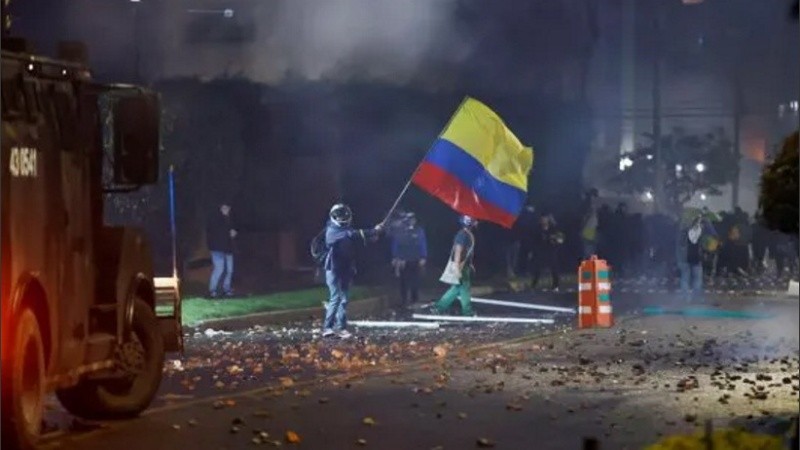 Las protestas seguían en las calles ante un alerta por la militarización del conflicto.