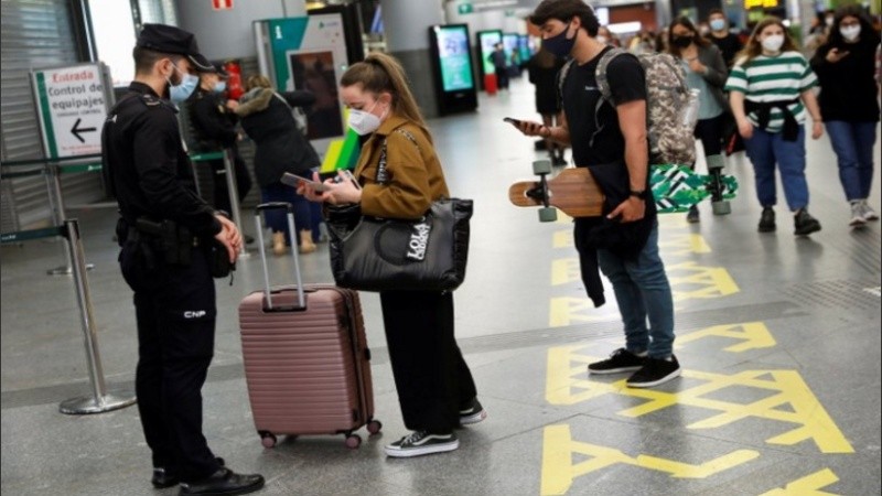 Para decidir las medidas, la UE recopiló toda la información en una herramienta llamada “Re-open EU”, que ofrece una visión general de la situación sanitaria en los países europeos, basada en datos del Centro Europeo para la Prevención y el Control de las Enfermedades.